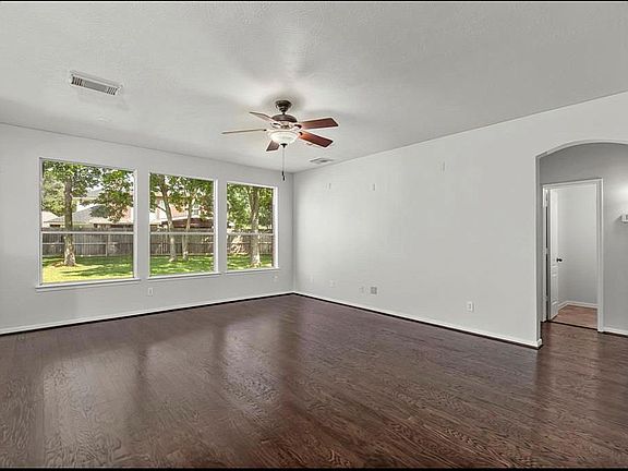 3rd image of 210 Poplar St NE