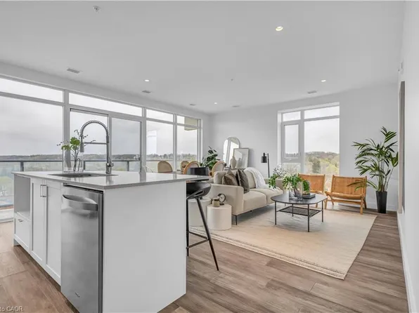 15 Glebe St #1414, Cambridge, ON N1S 0C3