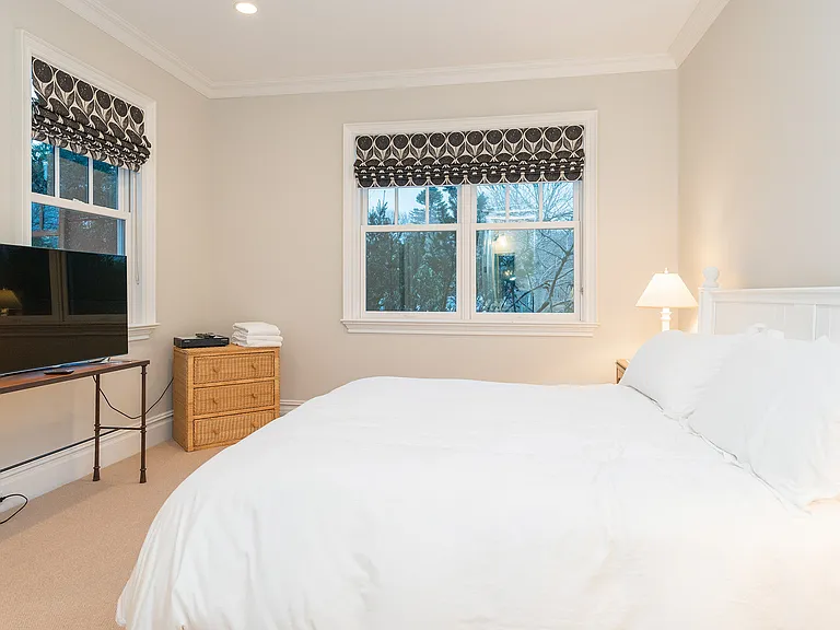 704 Ocean Rd — Photo 16