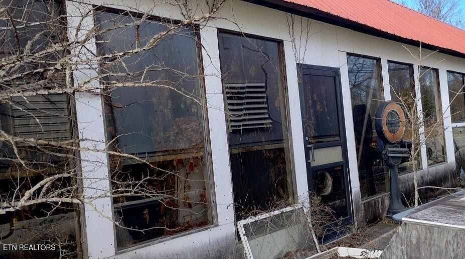 2nd image of 2939 Calderwood Hwy