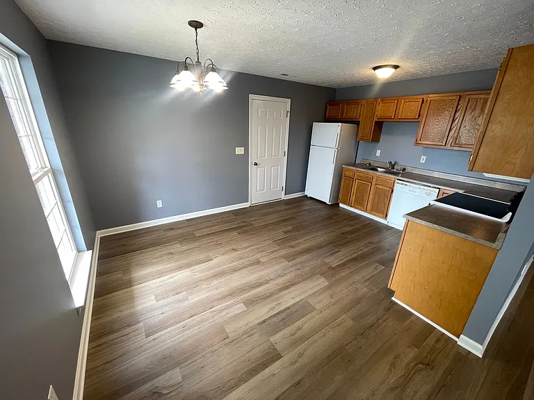 121 Spencer Ct — Photo 5