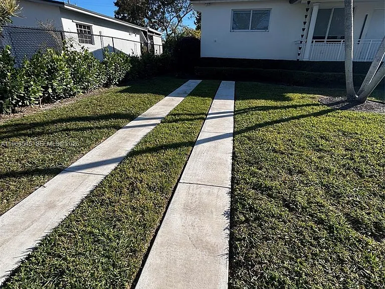 8000 SW 19th St — Photo 12