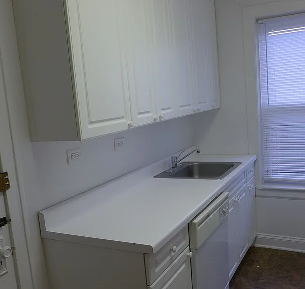 Linder/ Lawrence Apartments — Photo 17