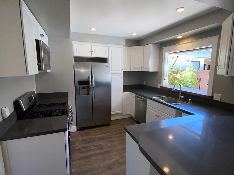 524 Avenue F — Photo 4