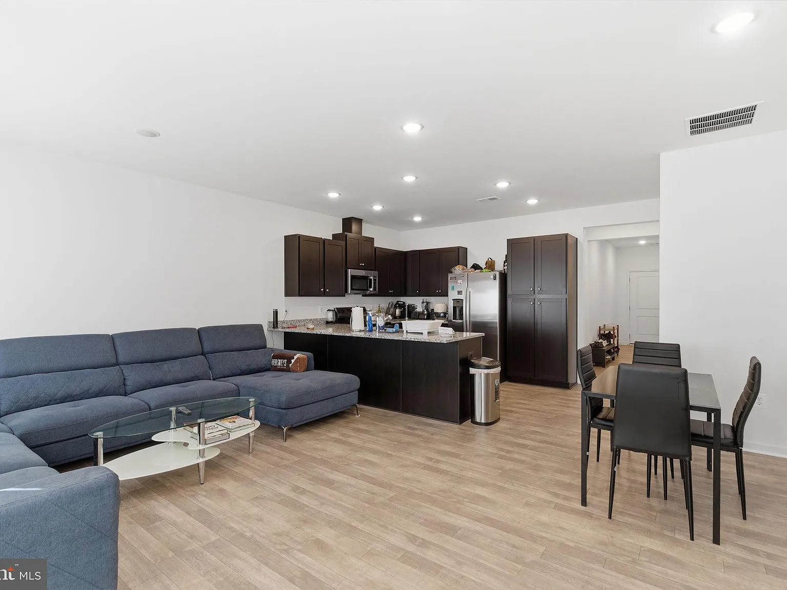 3 bed, 2.5 bath, 1600 sqft, $2,400 — Photo 3