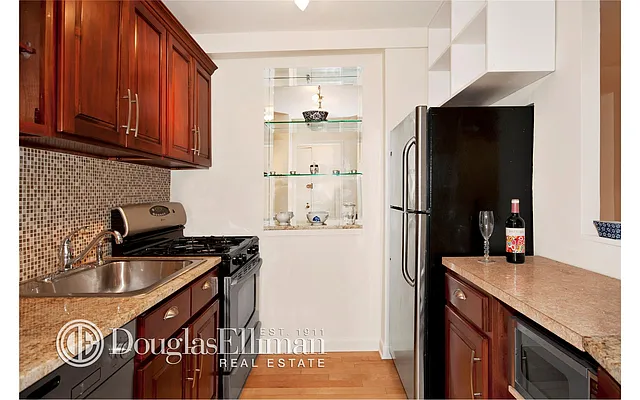 Sold by Douglas Elliman | media 21