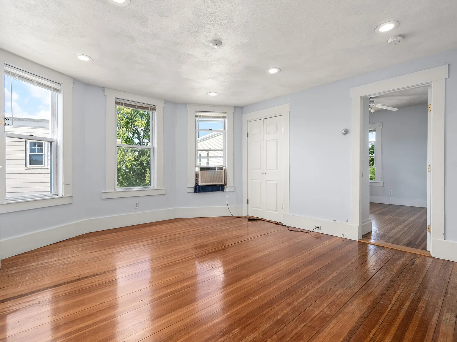 3 bed, 1200 sqft, $3,350 — Photo 2