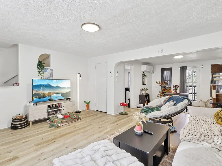 Charming 1, 2, and 3-Bedroom Townhomes in a Quiet Pittsburgh Neighborhood — Photo 64
