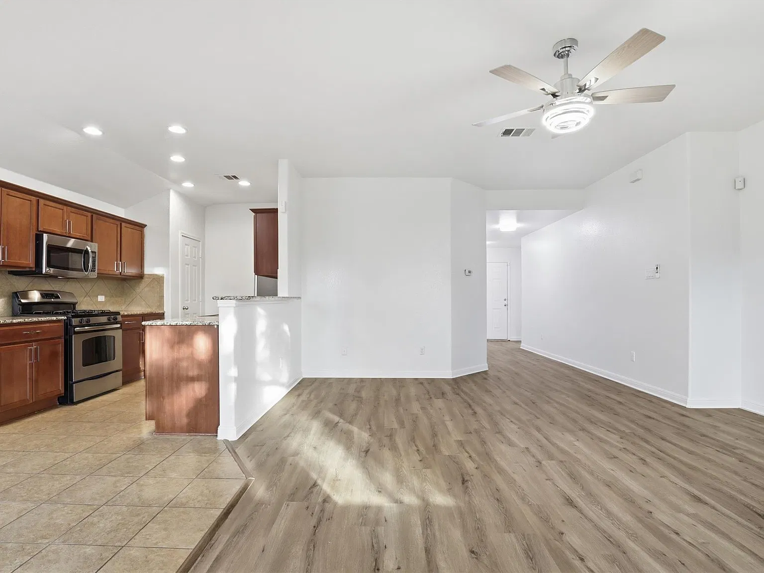 3 bed, 2.0 bath, 1376 sqft, $1,800 — Photo 4
