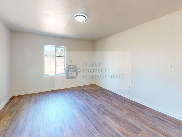 1725 W F St — Photo 13