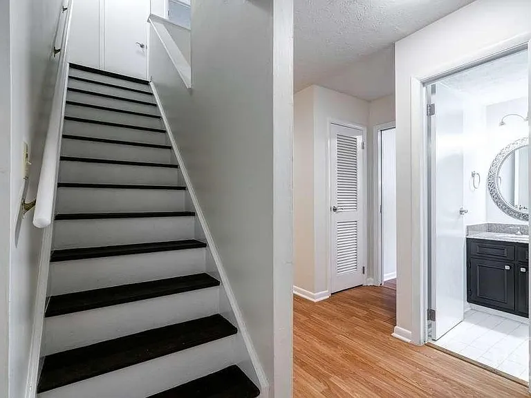 108 Fernbanks Ct — Photo 14