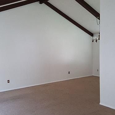Picture of the living room when you enter