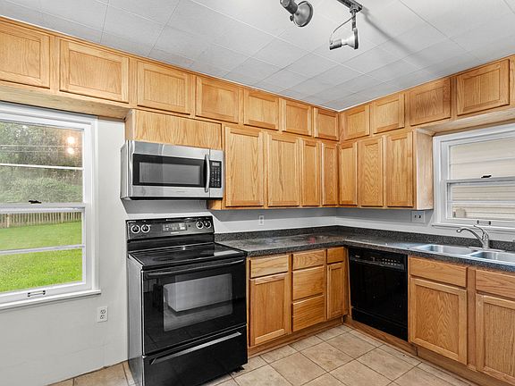 4th image of 346 Geranium Ave E