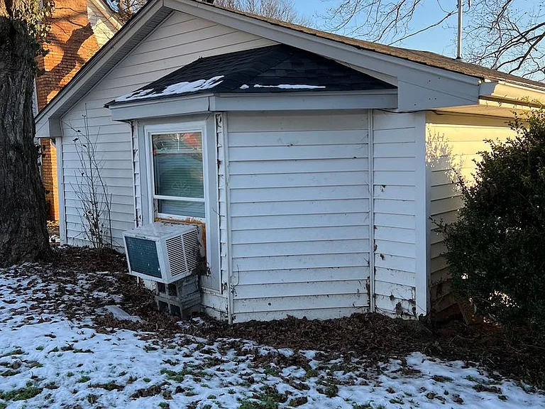 142.5 N Russell St — Photo 18