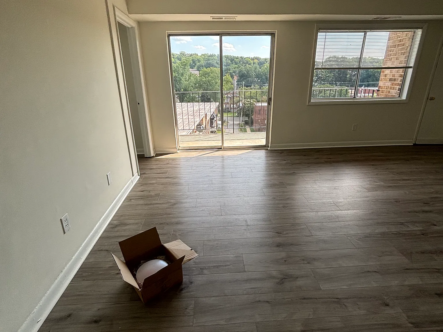 3 bed, 1000 sqft, $2,860 — Photo 2