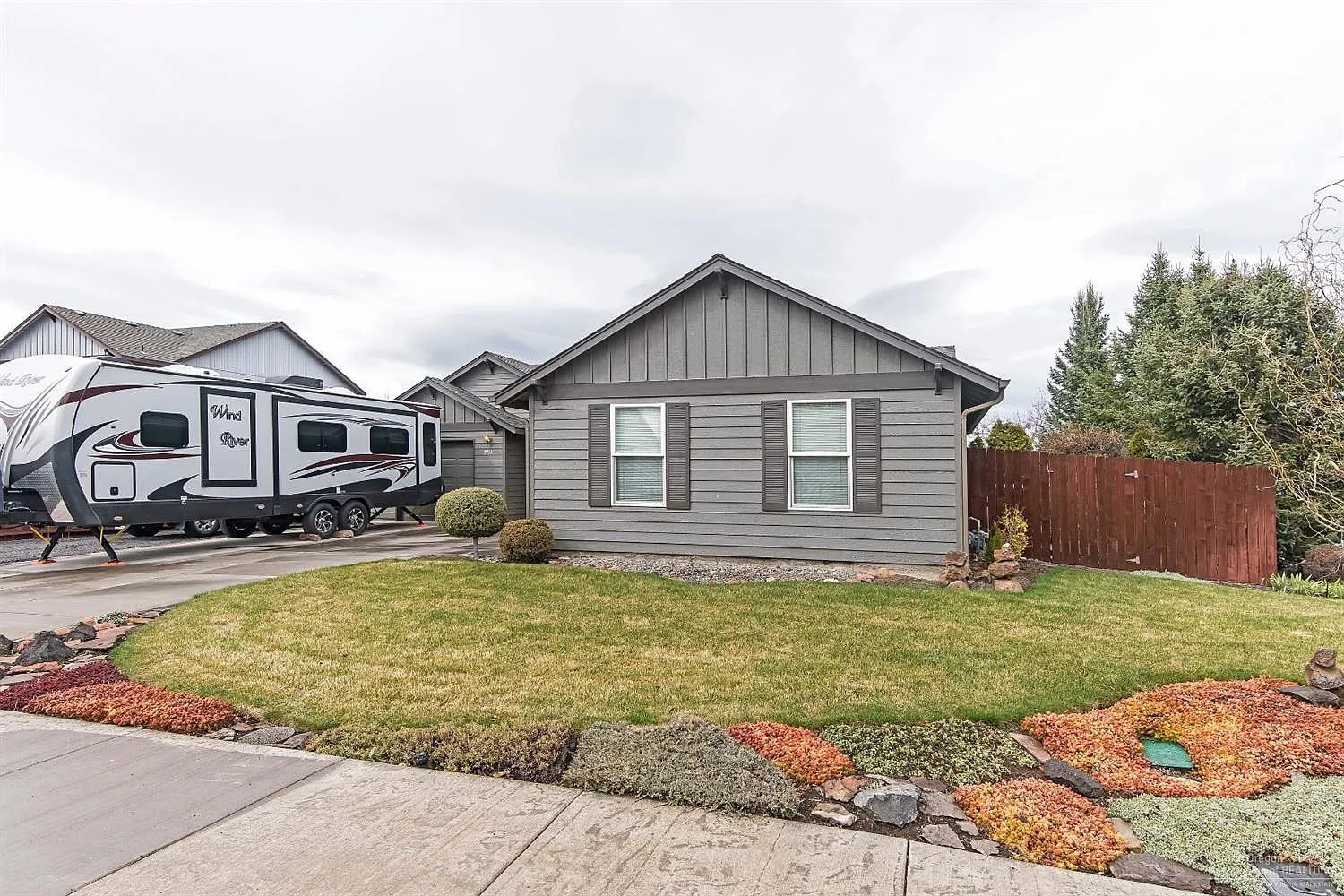 1951 NW Oak Ave photo 1