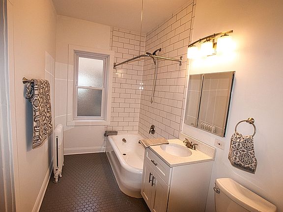 4th image of 1634 W Chase Ave Unit 2W