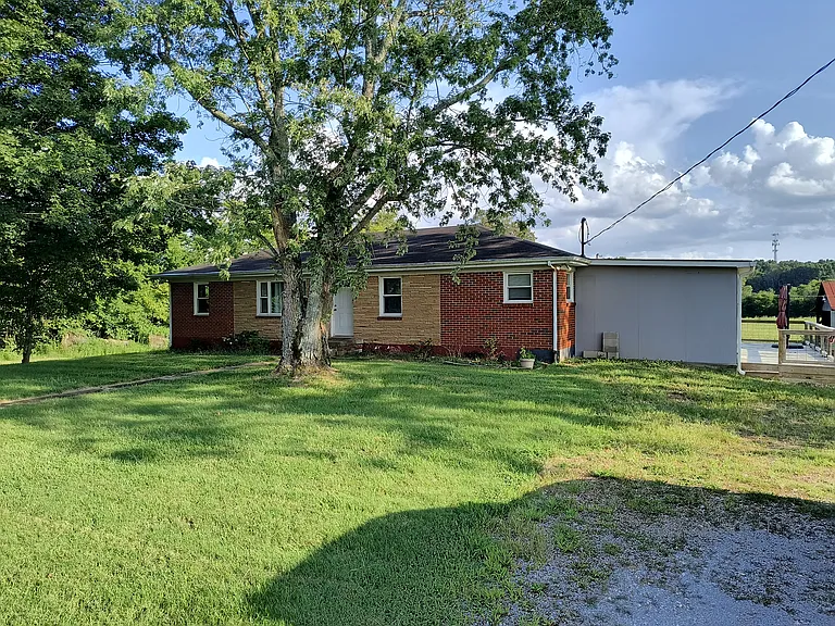 400 NW Williams Rd — Photo 2