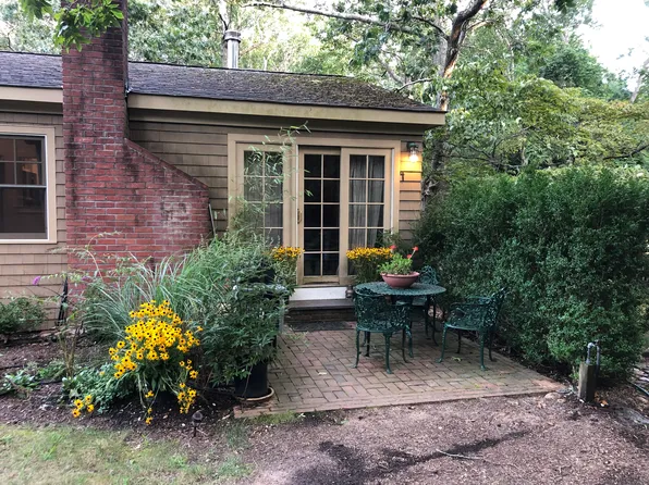 https://photos.zillowstatic.com/fp/37c5bcfa9f9f72e320e26c46262d00ca-p_e.webp