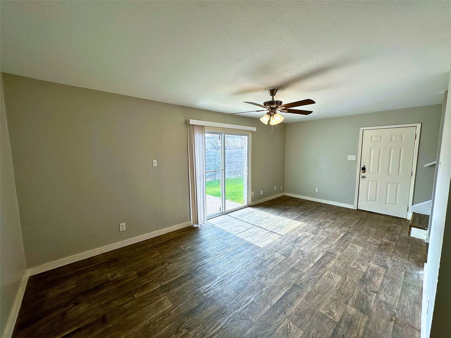 2 bed, 1.5 bath, 900 sqft, $1,295 — Photo 1