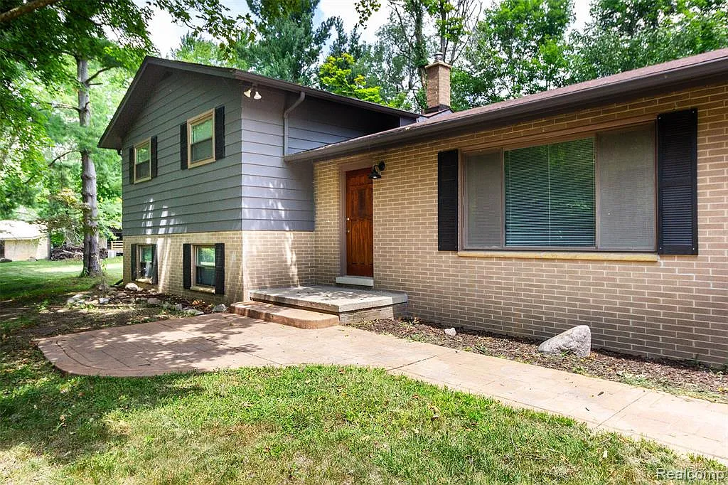 4 bed, 2.5 bath, 2034 sqft, $3,200 — Photo 3