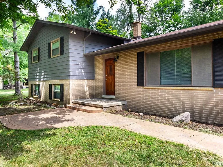 7580 Thornwood St — Photo 3