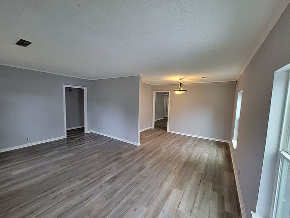 5th image of 715 Zavalla St