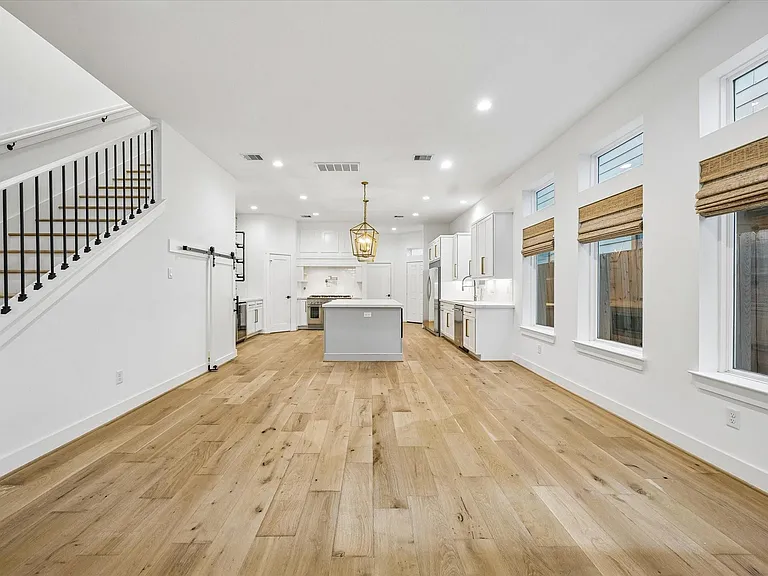921 W 21st St — Photo 7