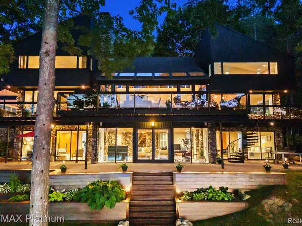 2095 Brighton Shores Trl, Howell, MI 48843