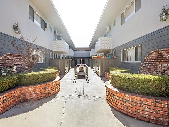 3rd image of 634 W Sierra Madre Blvd APT A