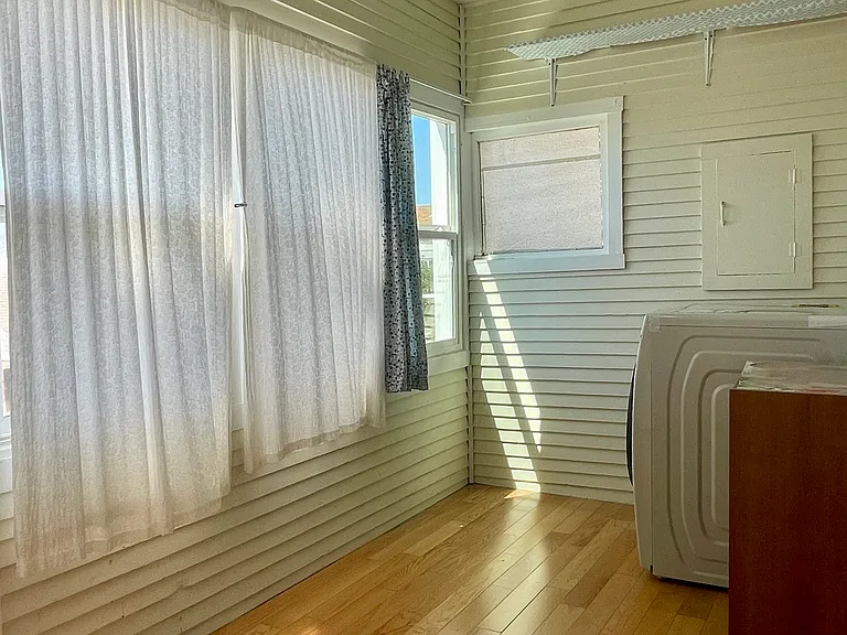 418 Athens St — Photo 17