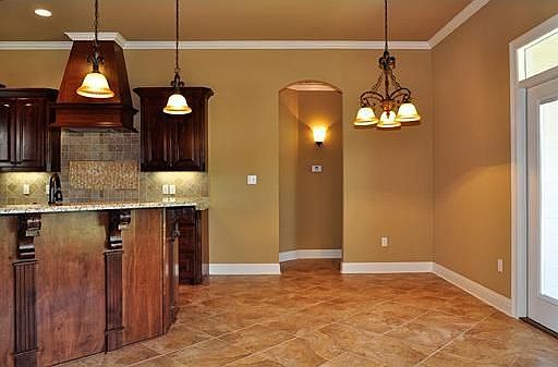 4th image of 610 Manassa Cir