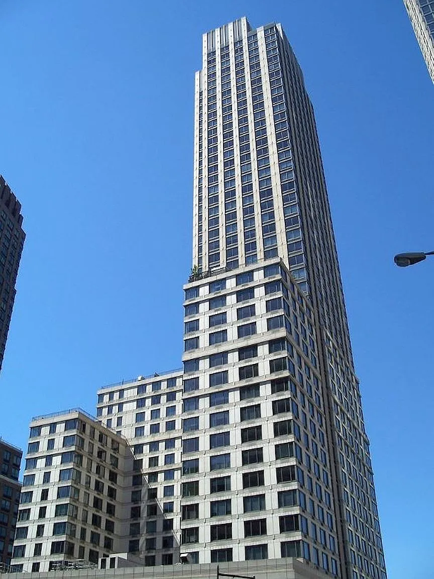 200 Riverside Blvd APT 403 photo 1