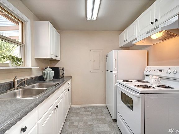 5th image of 810 S 195th St