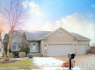1839 Meadow Ln, Pekin, IL 61554