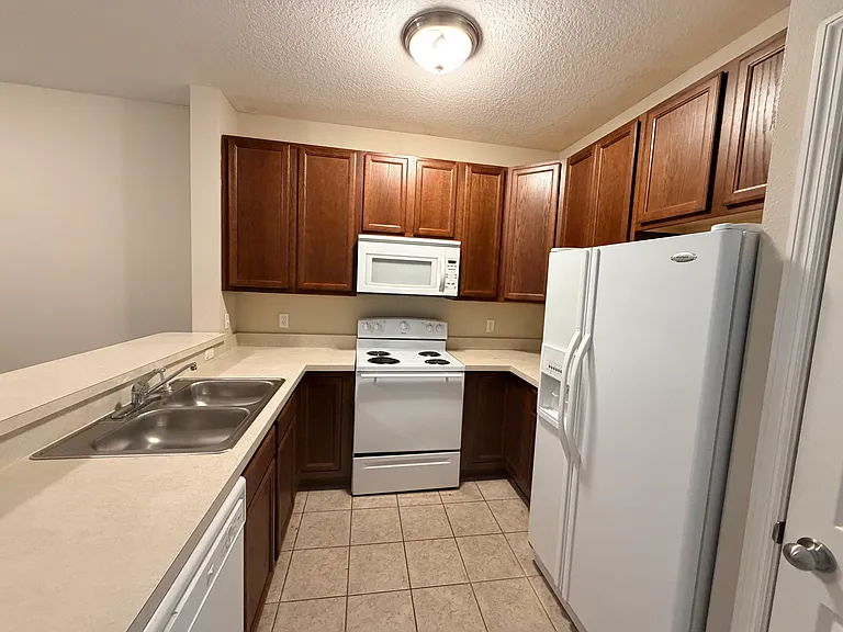 10325 Regent Square Dr #605 — Photo 2