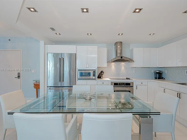 2301 Collins Ave #1506 — Photo 13