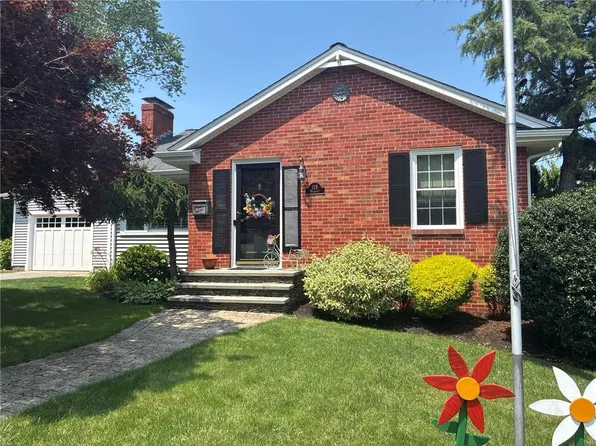 135 Mulberry Rd, Bristol, RI 02809