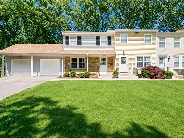 17 Bartlett Cmns, Yaphank, NY 11980
