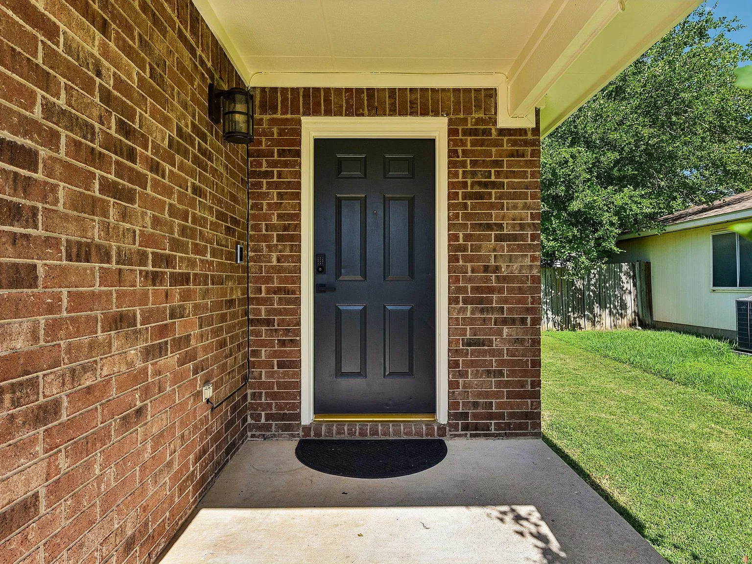 3 bed, 2.0 bath, 1752 sqft, $2,195 — Photo 2