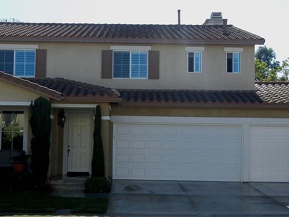 Beautiful Corner lot w/ porch