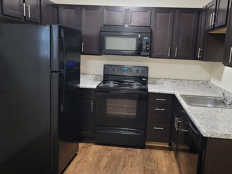 Green Door Apartments — Photo 114