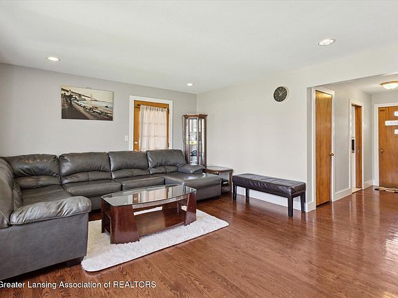5th image of 1375 Meadowlane Dr SE