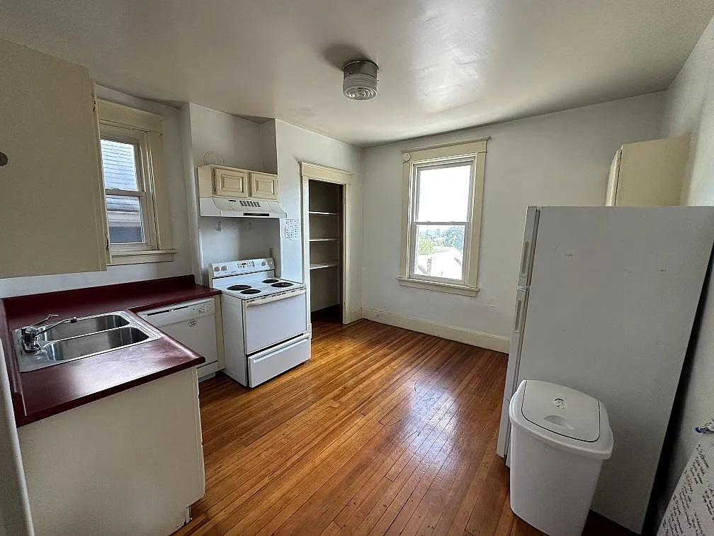 4 bed, 1100 sqft, $1,990 — Photo 3