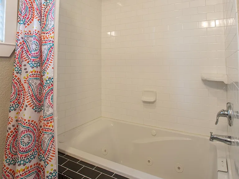 702 W North Loop Blvd — Photo 7