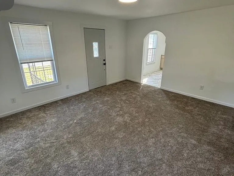 528 W Oak St — Photo 2