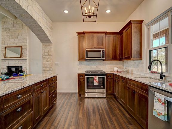 4th image of 100 Glen Oaks Dr