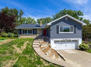 10 Waverly Ct, Davenport, IA 52804