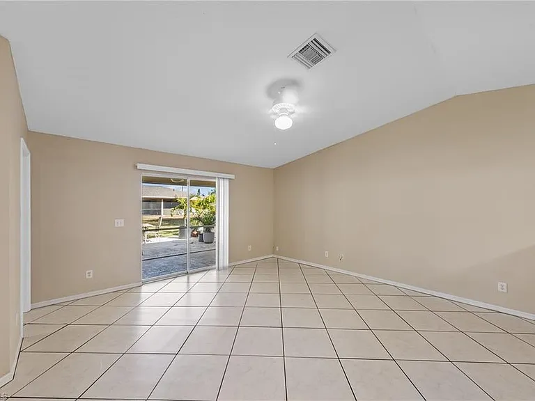 845 SE 8th Ter — Photo 9