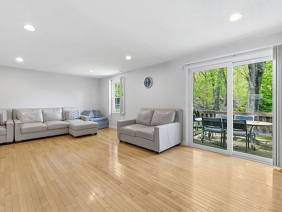 4th image of 27 Fairway Cir